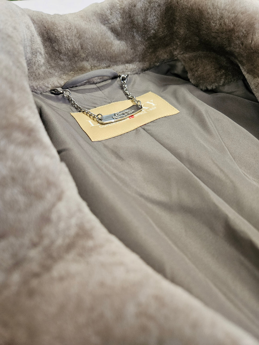 Janka, 70 cm. - Collar Wave Lamb - Women Taupe