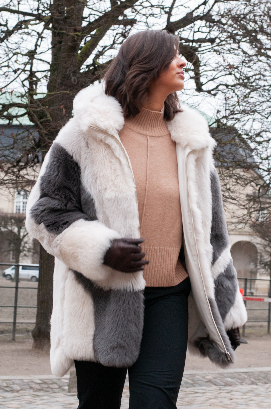 Iphigenie, 85 cm. - Kapuze - Toscana-Lamm - Damen - Grau &amp; Weiß