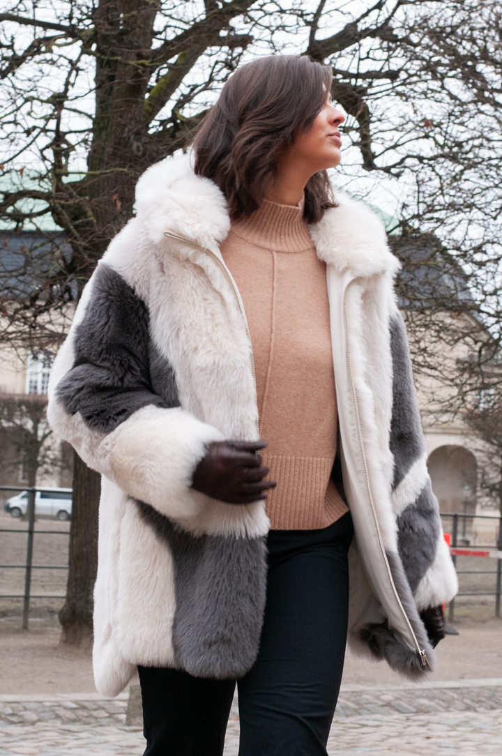 Iphigenie, 85 cm. - Kapuze - Toscana-Lamm - Damen - Grau &amp; Weiß