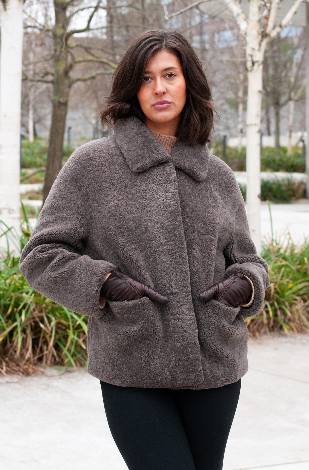 Irene, 65 cm. - Krage - Lockigt lamm - Dam - Taupe