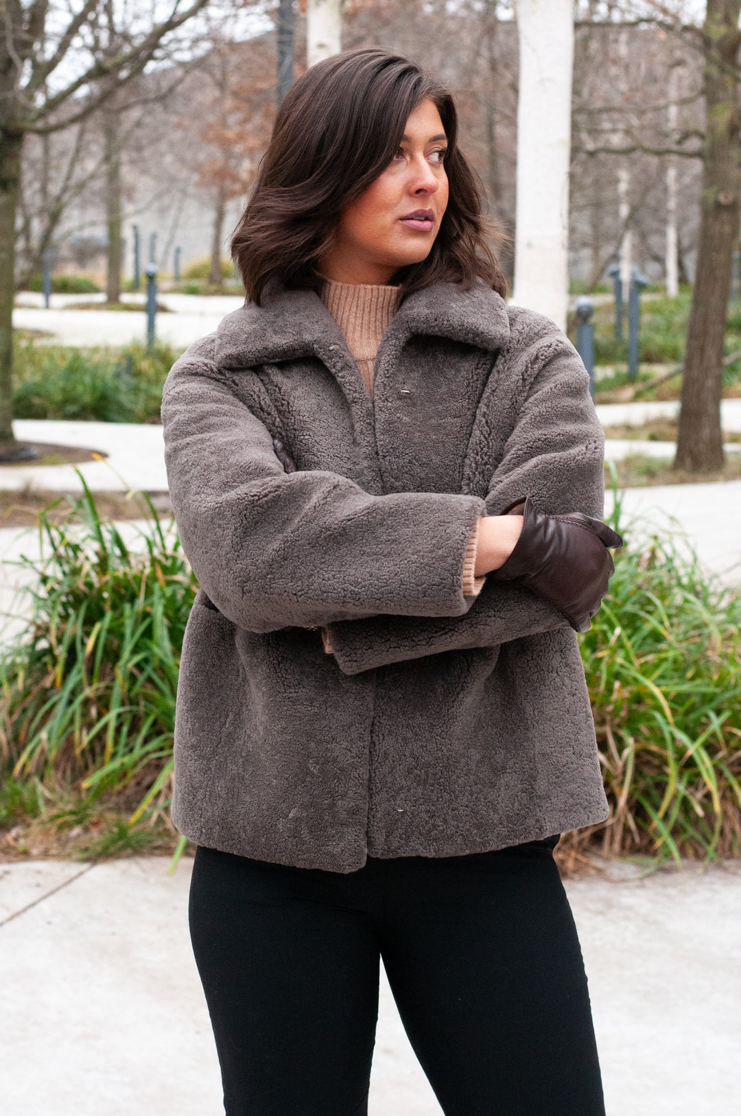 Irene, 65 cm. - Krage - Lockigt lamm - Dam - Taupe