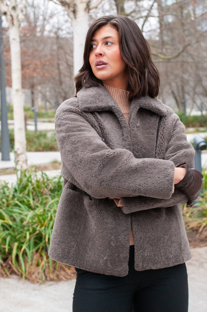 Irene, 65 cm. - Krage - Lockigt lamm - Dam - Taupe