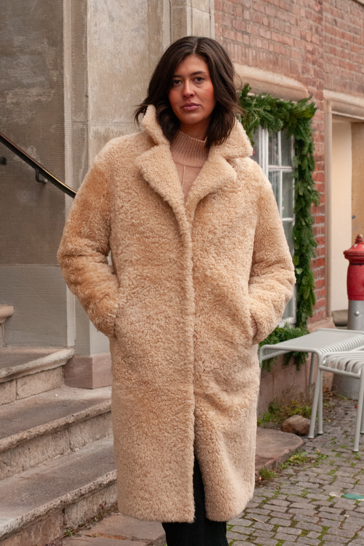 Izia, 105 cm. - Halsband - La Coon Lamb - Damen - Helles Kamel