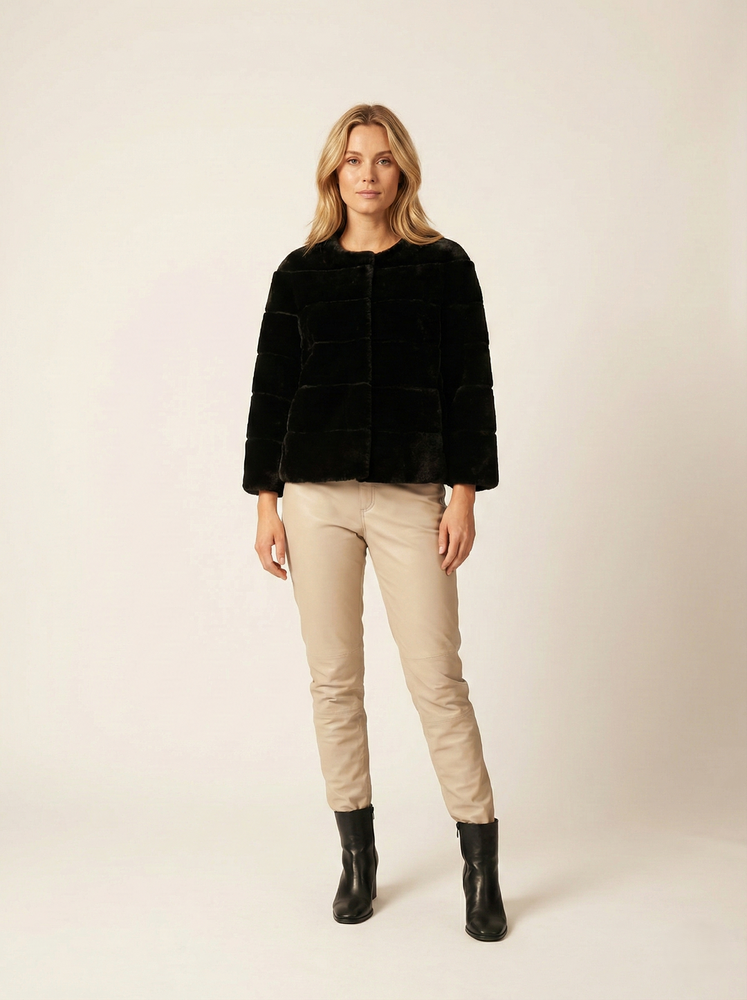 Horiane, 55 cm. - Lamm rakt hår - Dam - Svart