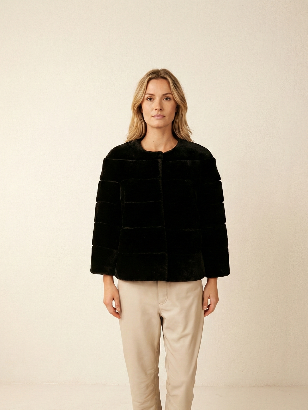 Horiane, 55 cm. - Lamm rakt hår - Dam - Svart