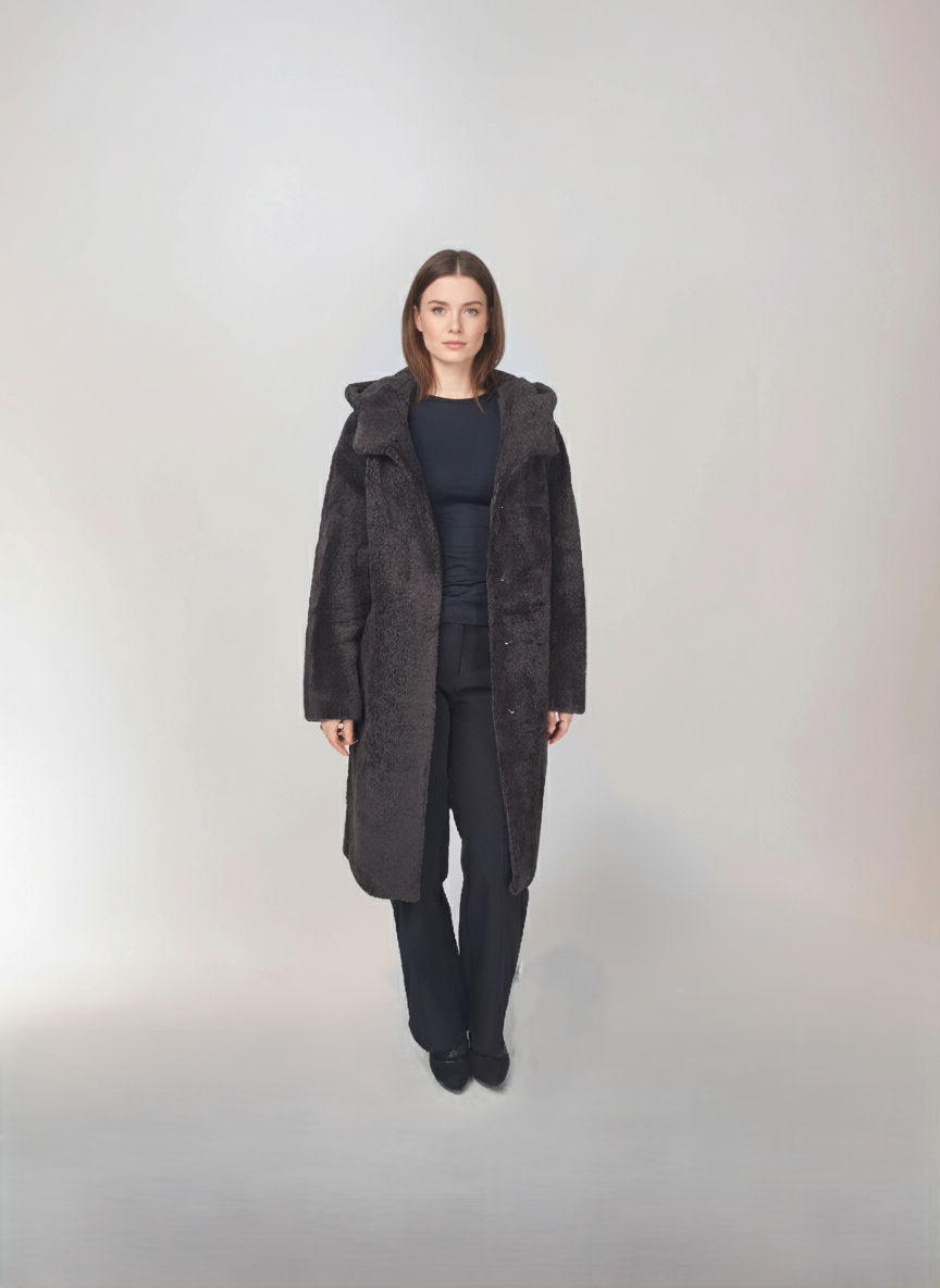 Iluka, 100 cm. - Hætte - Krøllet lam - Kvinder - Kaffe