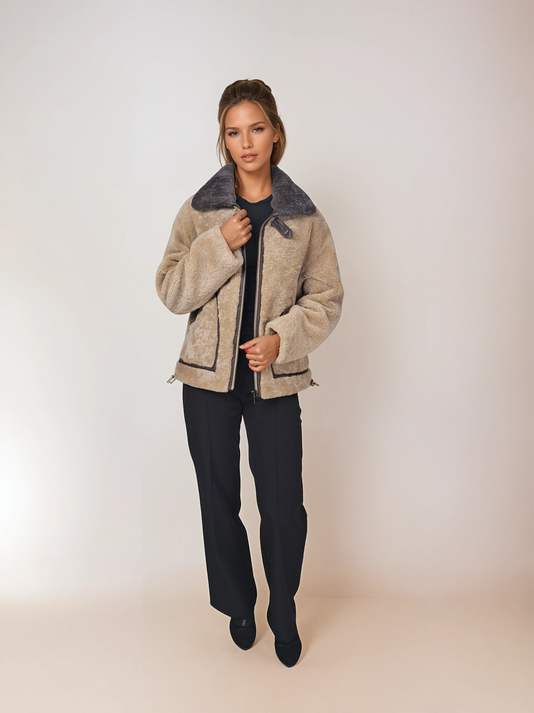 Ilulu, 63 cm. - Krave - Curly Lamb - Kvinder - Lys kamel og taupe