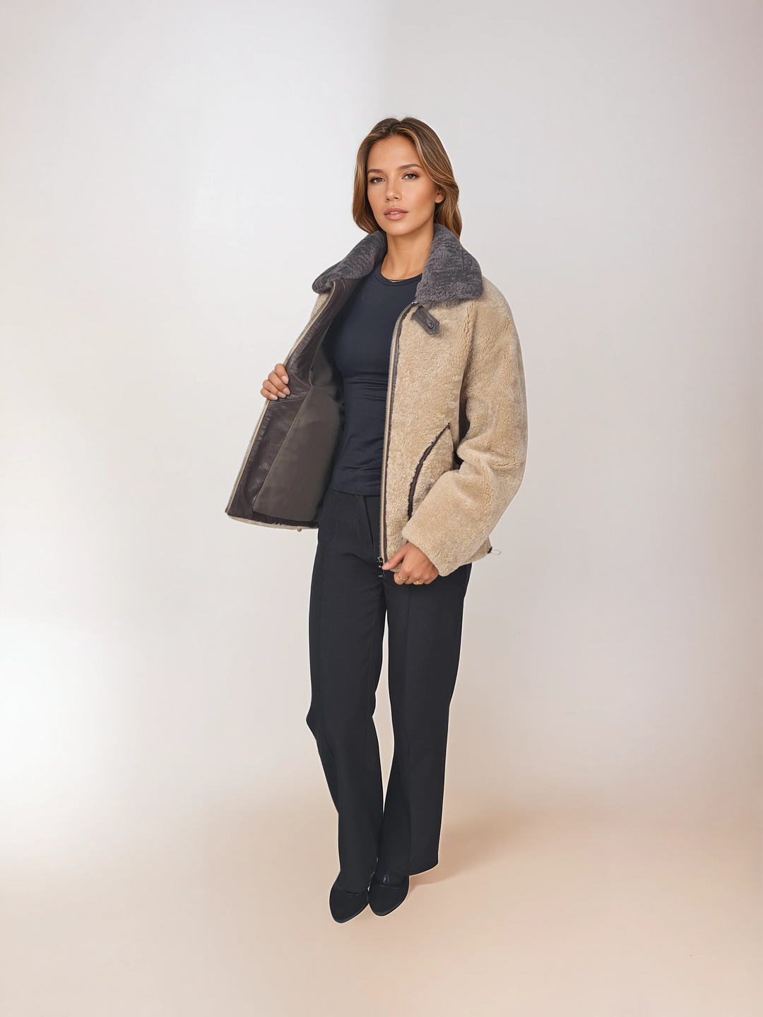 Ilulu, 63 cm. - Krave - Curly Lamb - Kvinder - Lys kamel og taupe