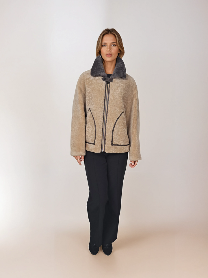 Ilulu, 63 cm. - Krave - Curly Lamb - Kvinder - Lys kamel og taupe