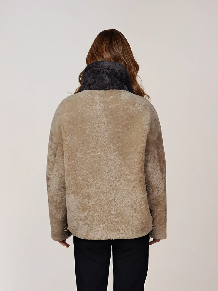 Ilulu, 63 cm. - Krave - Curly Lamb - Kvinder - Lys kamel og taupe