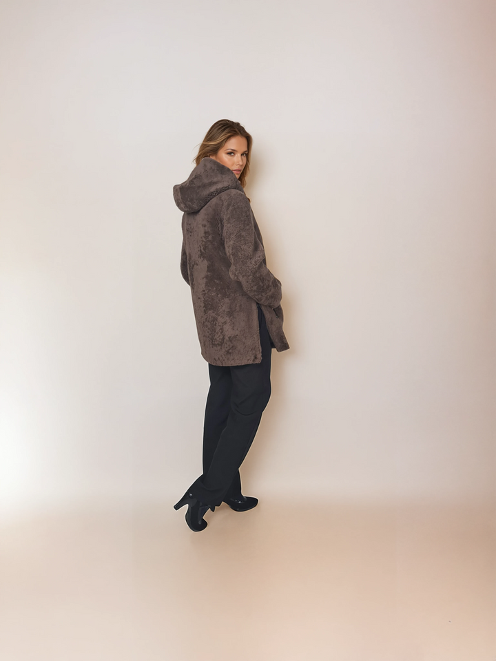 Hella, 95 cm. - Kapuze – Curly Lamb – Damen – Braun