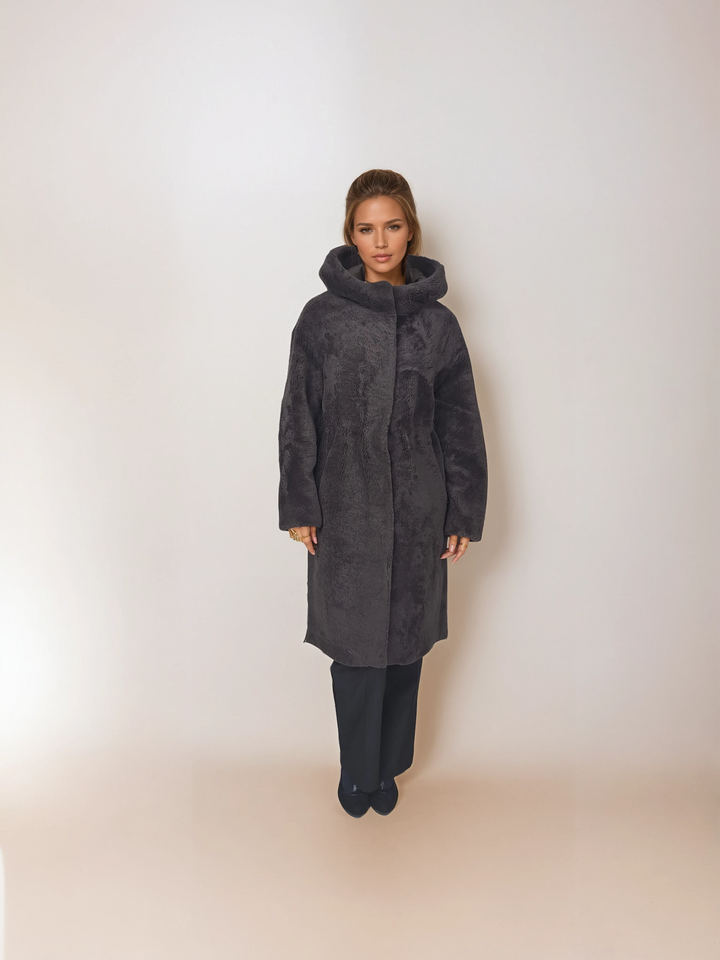 Iluka, 100 cm. - Hætte - Krøllet lam - Kvinder - Kaffe