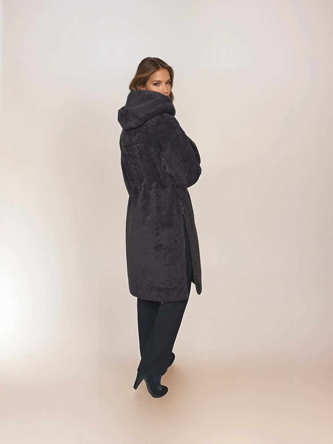 Iluka, 100 cm. - Hætte - Krøllet lam - Kvinder - Kaffe