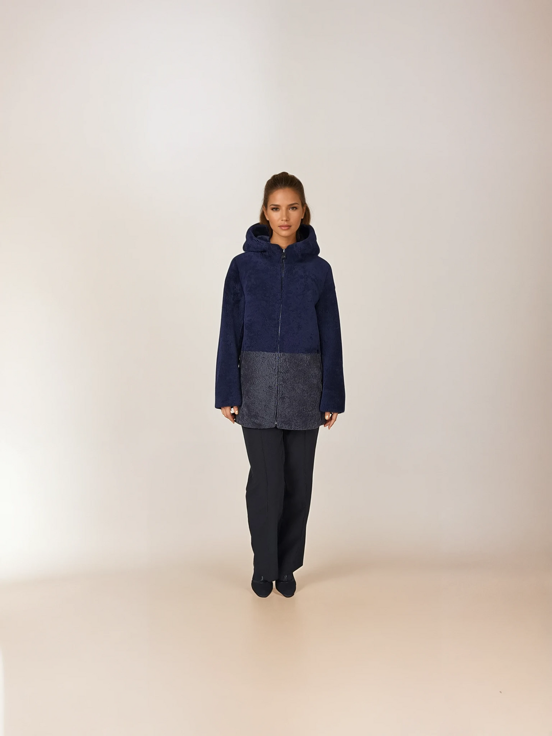 Helena, 75 cm. - Hætte - Krøllet lam - Kvinder - Mørkeblå & Segred Grå