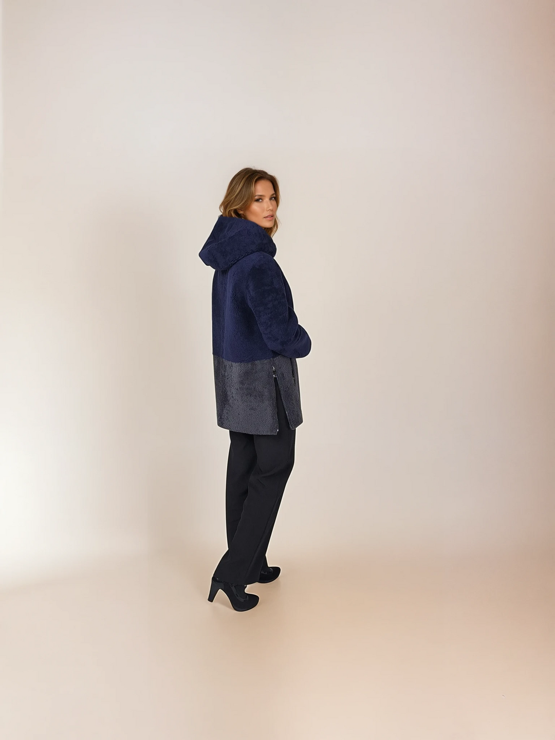 Helena, 75 cm. - Hætte - Krøllet lam - Kvinder - Mørkeblå & Segred Grå