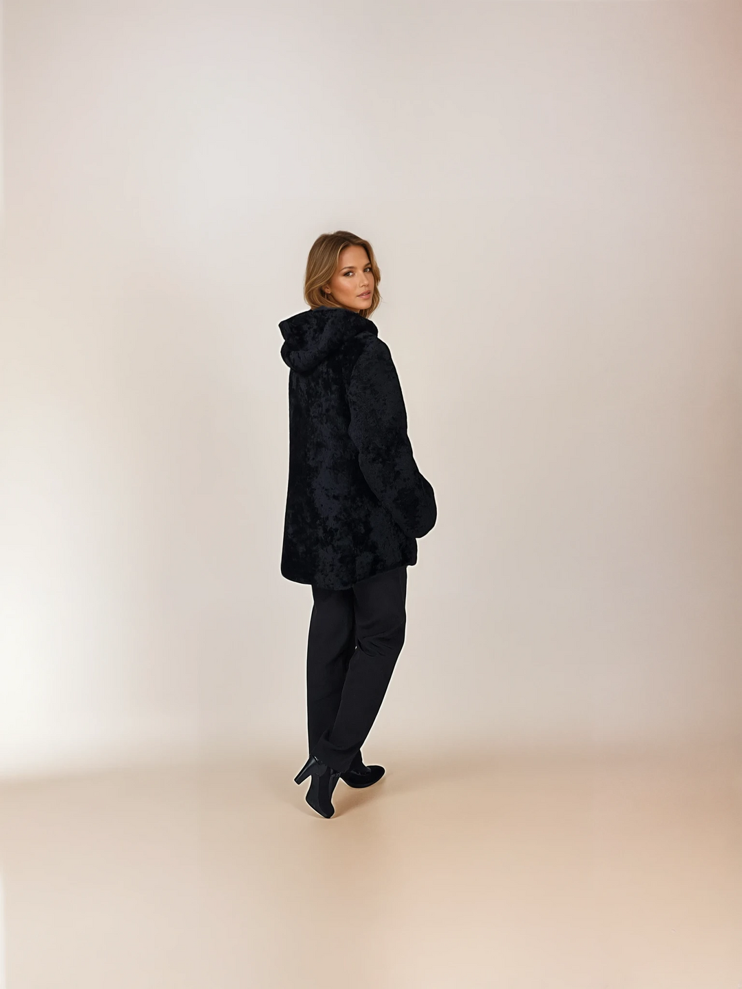 Trinity, 73 cm. - Hood - Curly Lamb - Kvinder - Sort