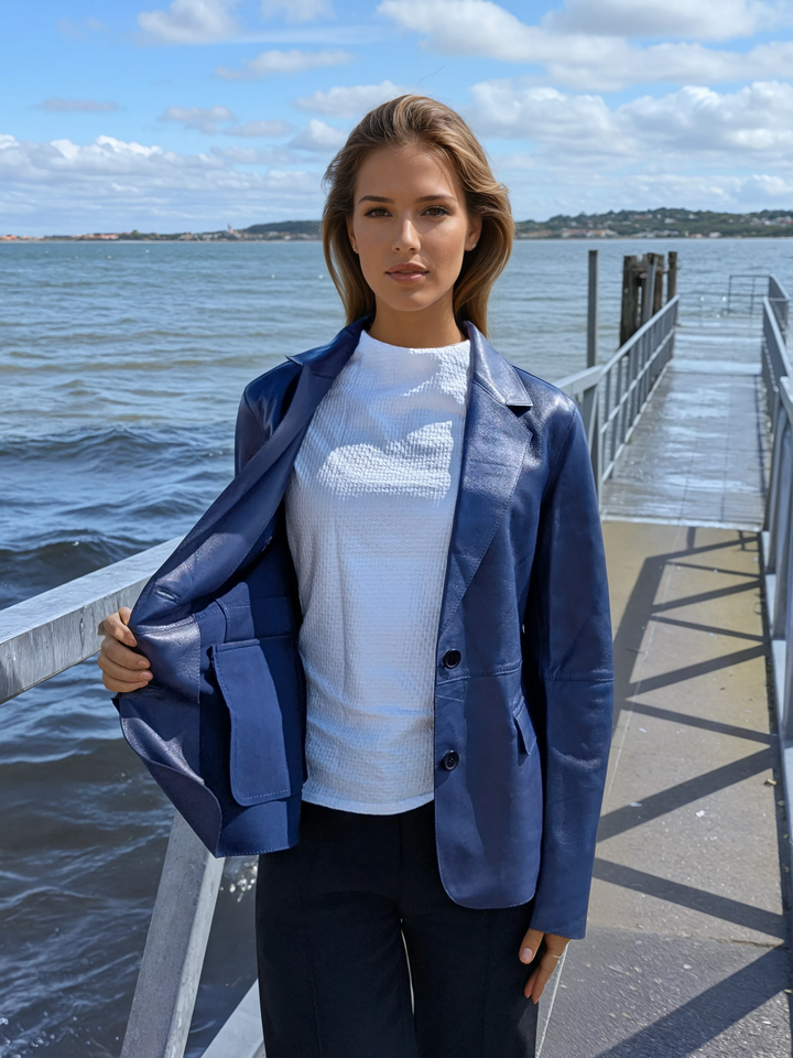 Nina Blazer, 60 cm. - Lamb Dior Bonded Læder-Damer - Dusty Blue