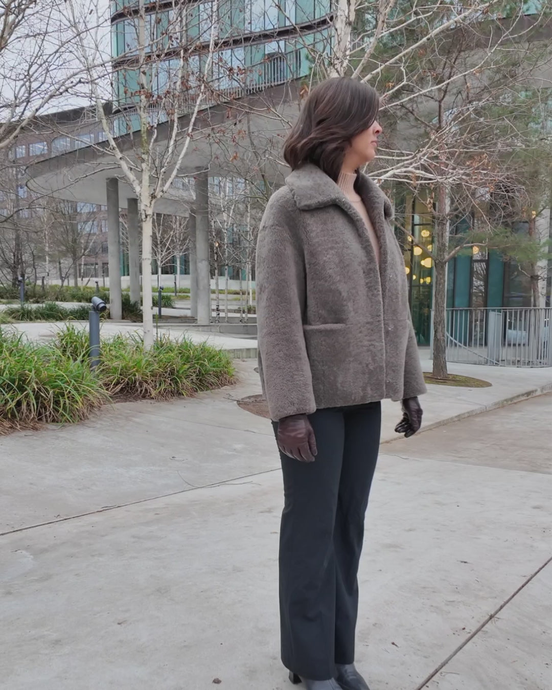 Irene, 65 cm. - Krage - Lockigt lamm - Dam - Taupe