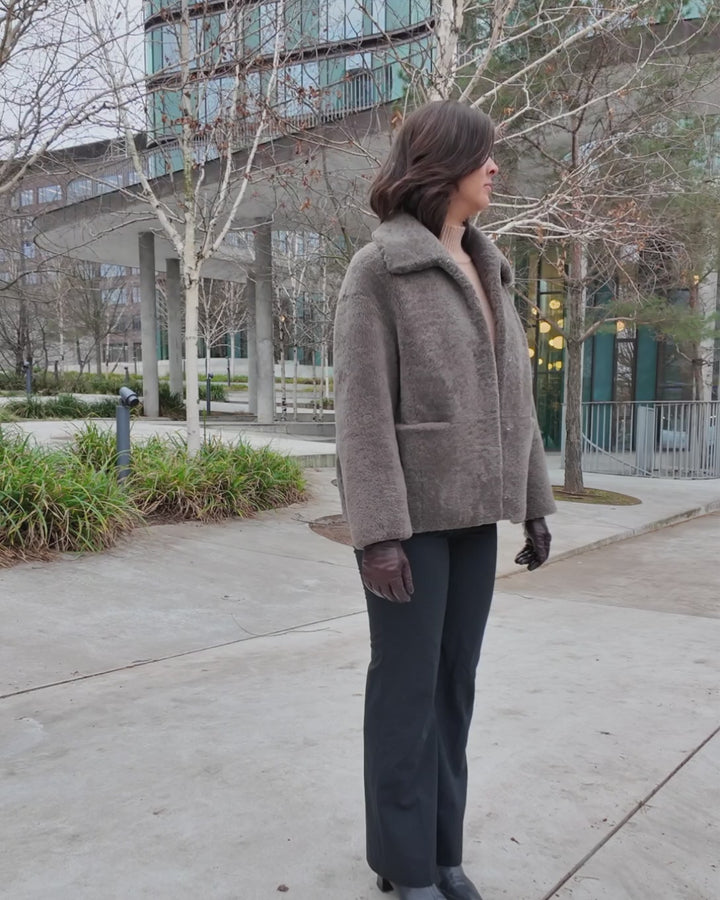 Irene, 65 cm. - Krage - Lockigt lamm - Dam - Taupe