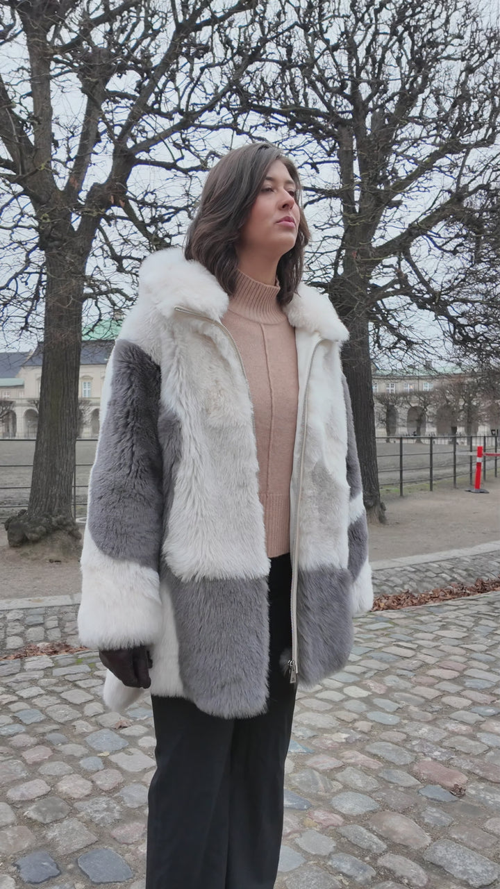 Iphigenie, 85 cm. - Kapuze - Toscana-Lamm - Damen - Grau &amp; Weiß